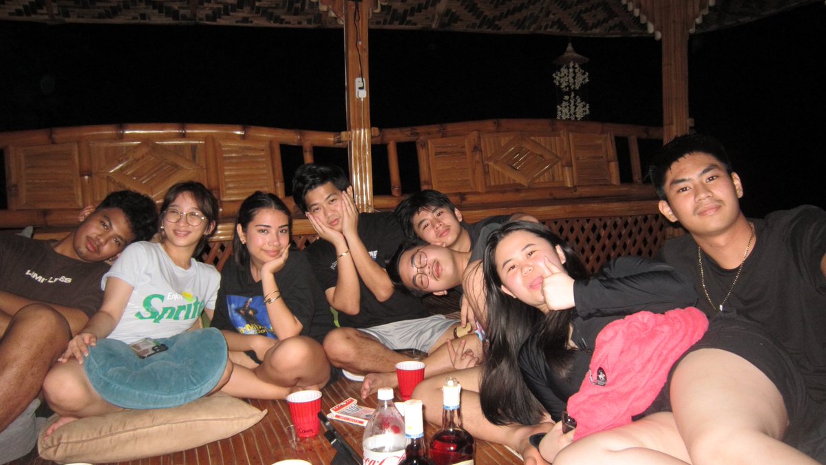 Rhazzelie's tweet photo. Sino ba tong lalaking naliligaw sa pamilya? BESHAHAHAHAHA https://t.co/P1bNBZMy3W