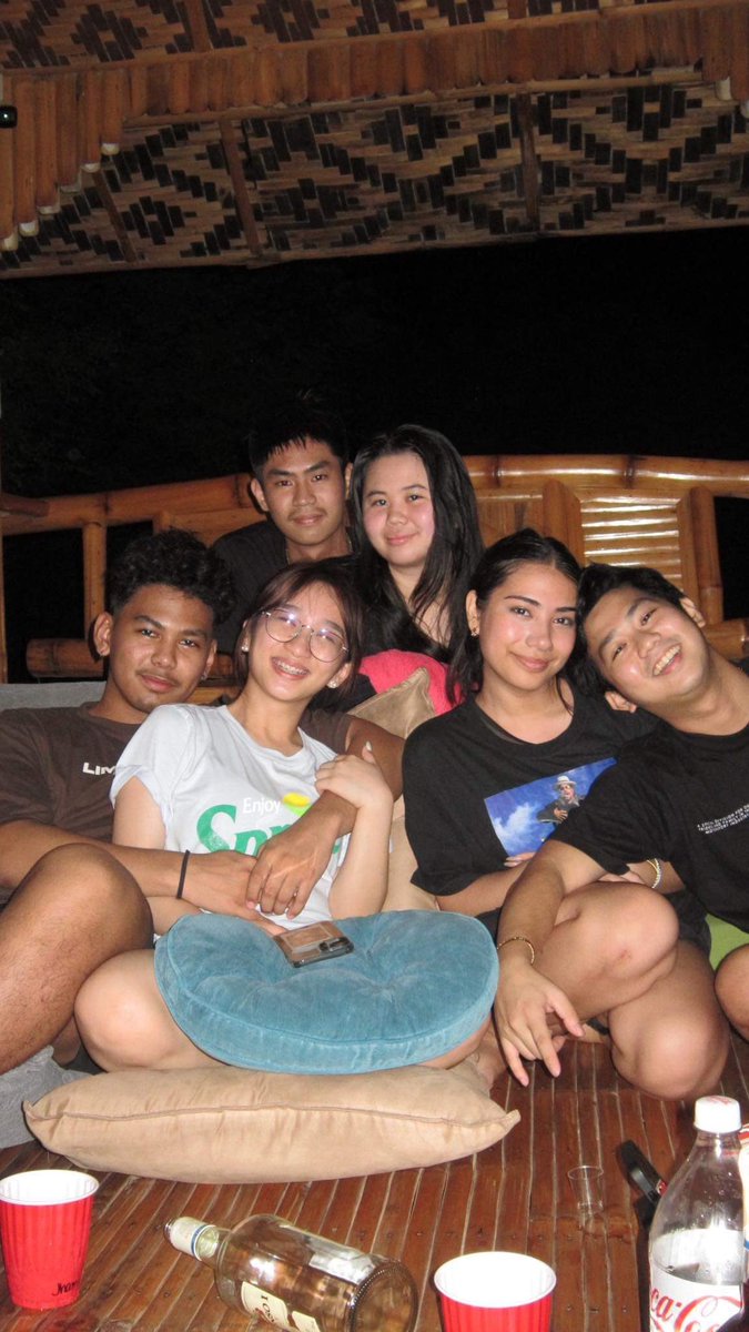 Rhazzelie's tweet photo. Sino ba tong lalaking naliligaw sa pamilya? BESHAHAHAHAHA https://t.co/P1bNBZMy3W