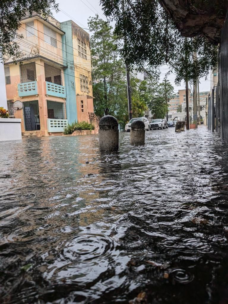 ElUrbanistaPR's tweet image. Líderes de #Condado, comparten imágenes de las calles detrás de @BebosCafé que dependen del funcionamiento de la Casa de Bombas de De Diego y el sistema no puede manejar el volumen de agua. Departamento de Recursos Naturales y Ambientales San Juan, Ciudad Capital 📸 suministrada.