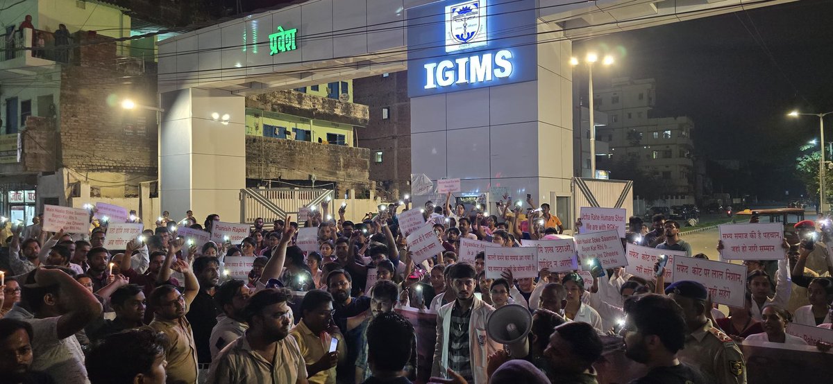 INUP13's tweet photo. Nearly 1000 HCW today on d road for our demand i.e. JUSTICE. This is our UNITY.  @RDAIGIMS &amp; PARAS HMRI Patna also joined us.#JusticeForNirbhaya2 #JusticeForMoumita
#kolkatahorror @AHindinews @ANI @NitishKumar @CMOfficeWB @narendramodi @mangalpandeybjp @officecmbihar https://t.co/ku044Z5aiq