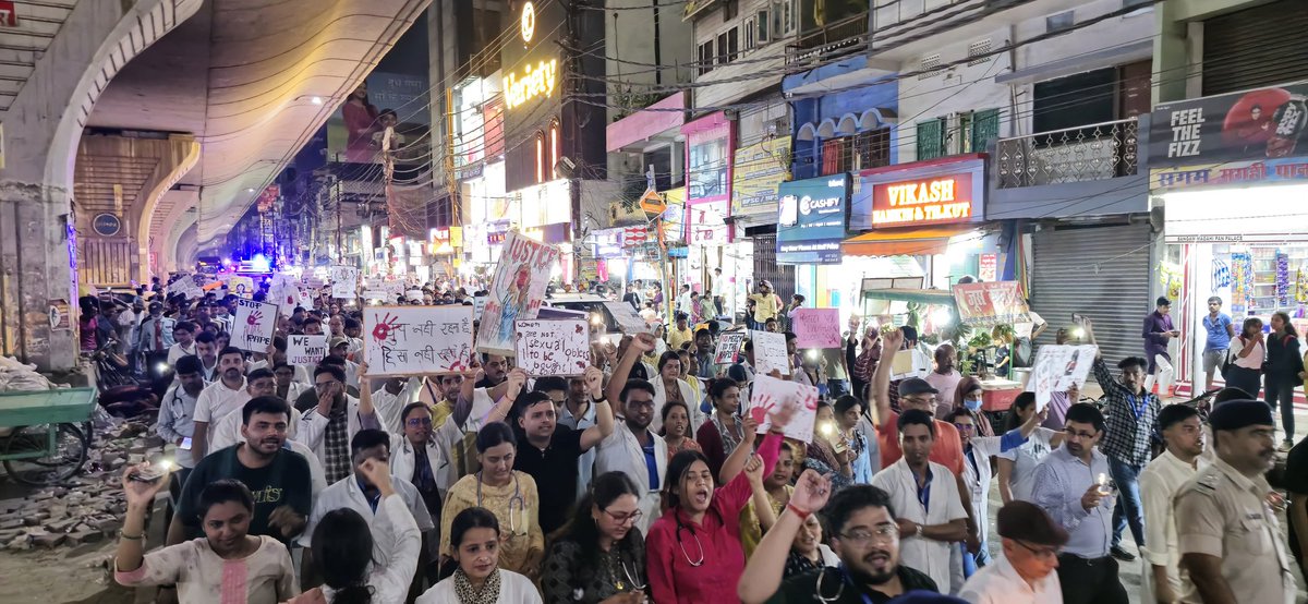 INUP13's tweet photo. Nearly 1000 HCW today on d road for our demand i.e. JUSTICE. This is our UNITY.  @RDAIGIMS &amp; PARAS HMRI Patna also joined us.#JusticeForNirbhaya2 #JusticeForMoumita
#kolkatahorror @AHindinews @ANI @NitishKumar @CMOfficeWB @narendramodi @mangalpandeybjp @officecmbihar https://t.co/ku044Z5aiq