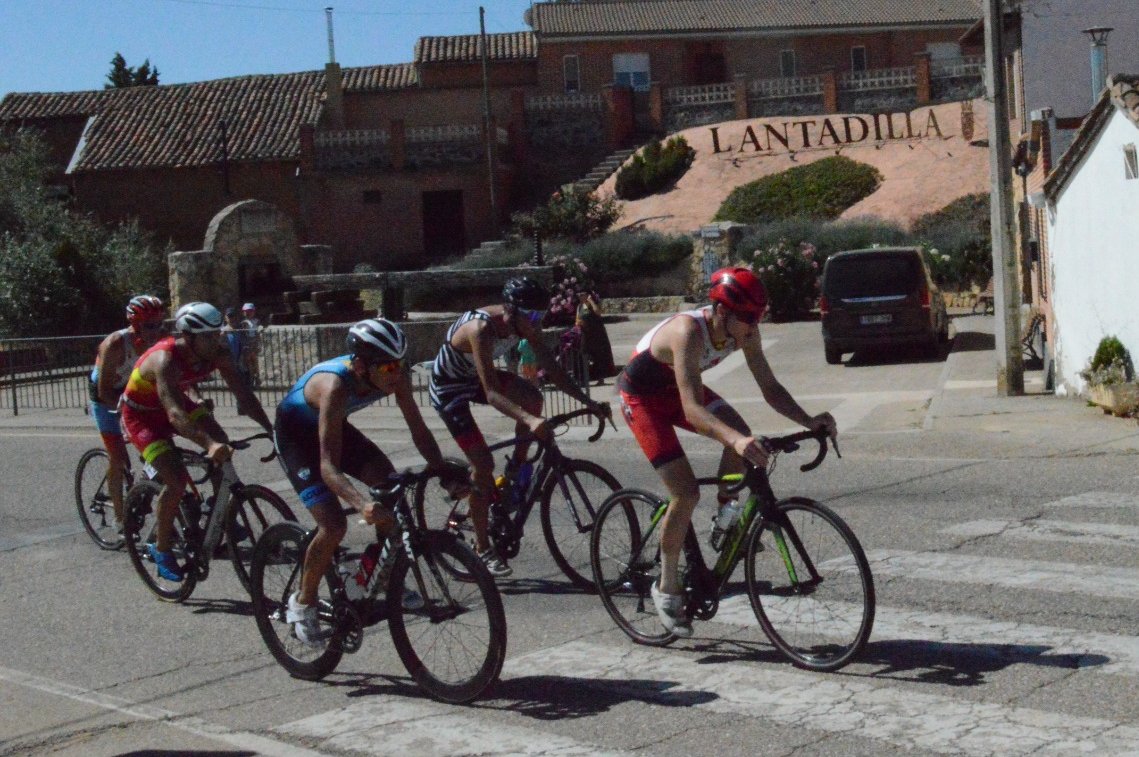 fedetriatloncyl's tweet photo. 💣 Mañana corres en Lantadilla
Hay prueba Open y Estándar
Es 🏆 de Castilla y León
Prepara todo el material
🩱🩲🥽🚲👟👟🧦
‼️ Y el chip
Si no lo has cargado, cárgalo
Si no tienes, se te prestará uno. Acuérdate de devolverlo
#triatlon #open #estandar #ctocyl #teamcyltriatlon https://t.co/zU6UcQ7dDd