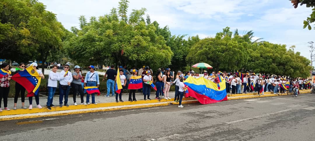 Está es la "Super marcha de la oposición" no llegan ni a 50 personas 😂 😂

#Venezuela #17Agosto