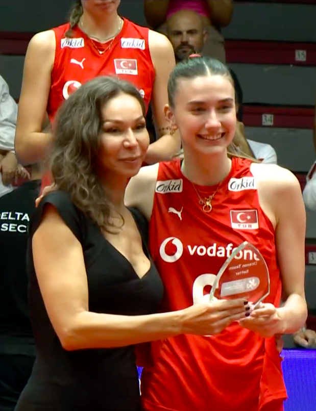 Voleybol_BJK's tweet photo. 𝐌𝐕𝐏 👑 Dilay Özdemir! 💫   

U20 Avrupa Şampiyonası'nda milli takımımızla şampiyonluk başarısı yakalayan sporcumuz Dilay Özdemir, turnuvanın en iyi oyuncusu ve en iyi pasörü ödülünü aldı. 👏💪  

Seninle gurur duyuyoruz! 🦅 https://t.co/myIzMGDx9s