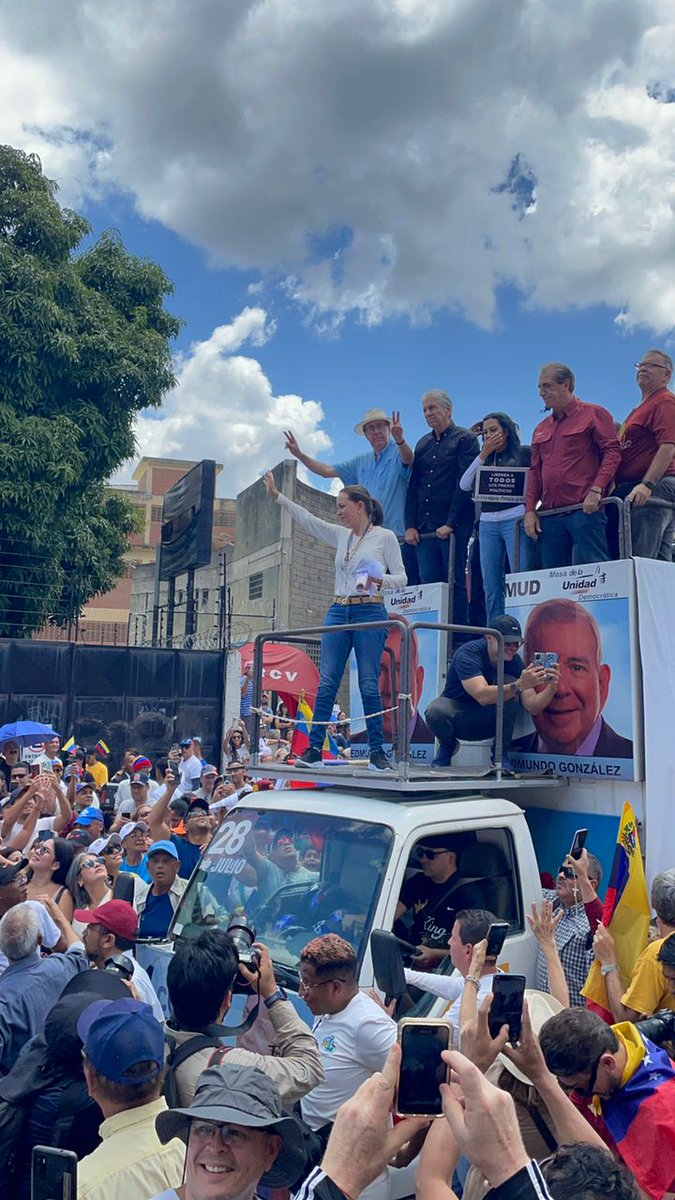 EfectoCocuyo's tweet photo. #EnFotos María Corina Machado durante la caravana de este #17Ago en Caracas. https://t.co/quAaFzUXXU