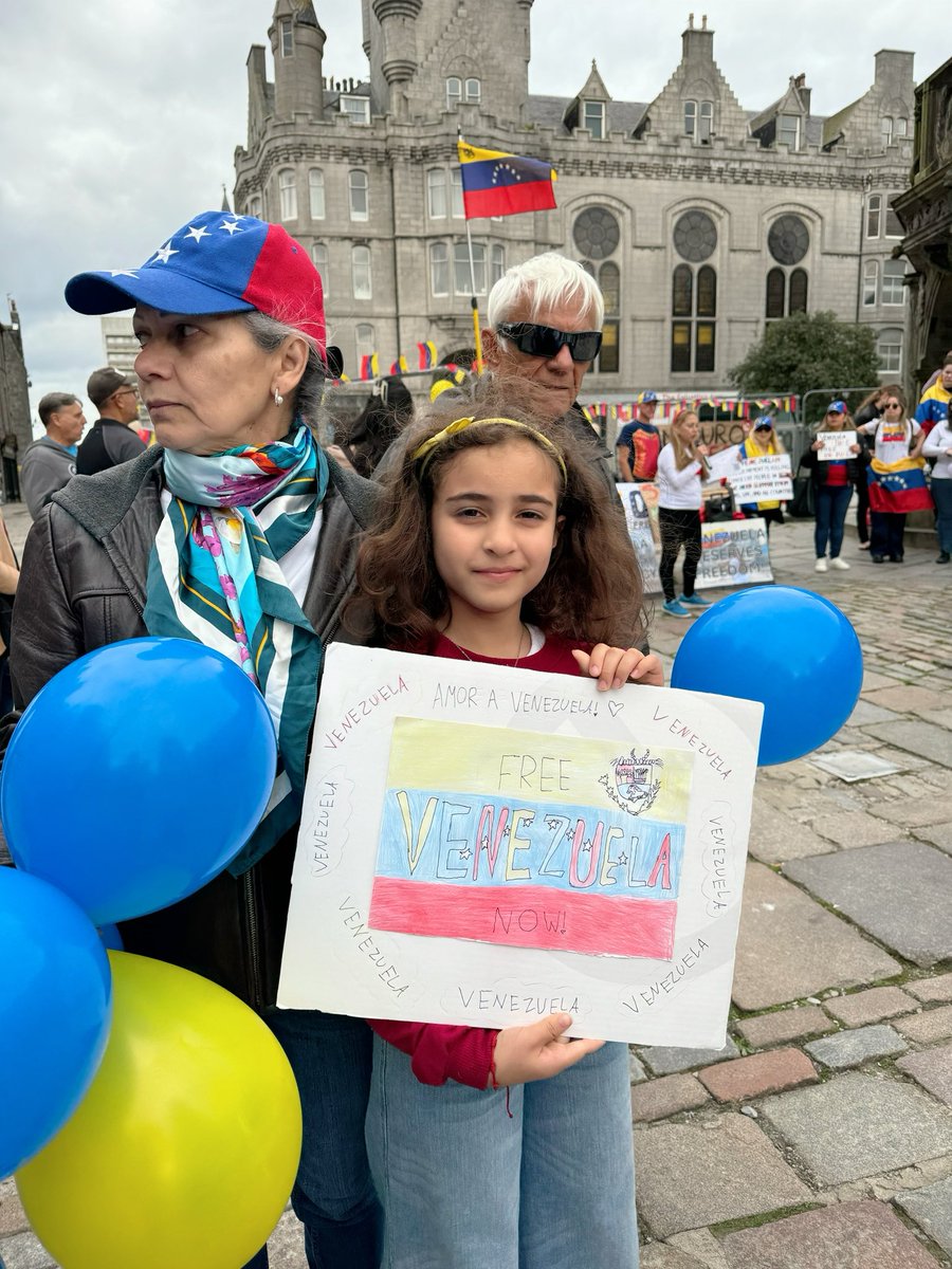 Dr Clara Rodríguez 🇻🇪 in 🇲🇽 💃🏻 (@claraexplores) on Twitter photo Mi hija Audrey Estefania, de 9 años, nunca ha estado en Venezuela, pero hoy muestra su amor por sus raíces protestando junto a sus abuelos en Aberdeen, Escocia, antes de que ellos regresen a Venezuela. Pronto tendremos una Venezuela libre! gracias a la increíble: <a href="/MariaCorinaYA/">María Corina Machado</a> Mi hija Audrey Estefania, de 9 años, nunca ha estado en Venezuela, pero hoy muestra su amor por sus raíces protestando junto a sus abuelos en Aberdeen, Escocia, antes de que ellos regresen a Venezuela. Pronto tendremos una Venezuela libre! gracias a la increíble: <a href="/MariaCorinaYA/">María Corina Machado</a>