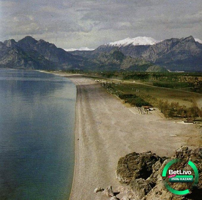 karanliktarih's tweet photo. Asfalt ve betondan önce Antalya Konyaaltı sahili (1960) https://t.co/C43idpuSCg