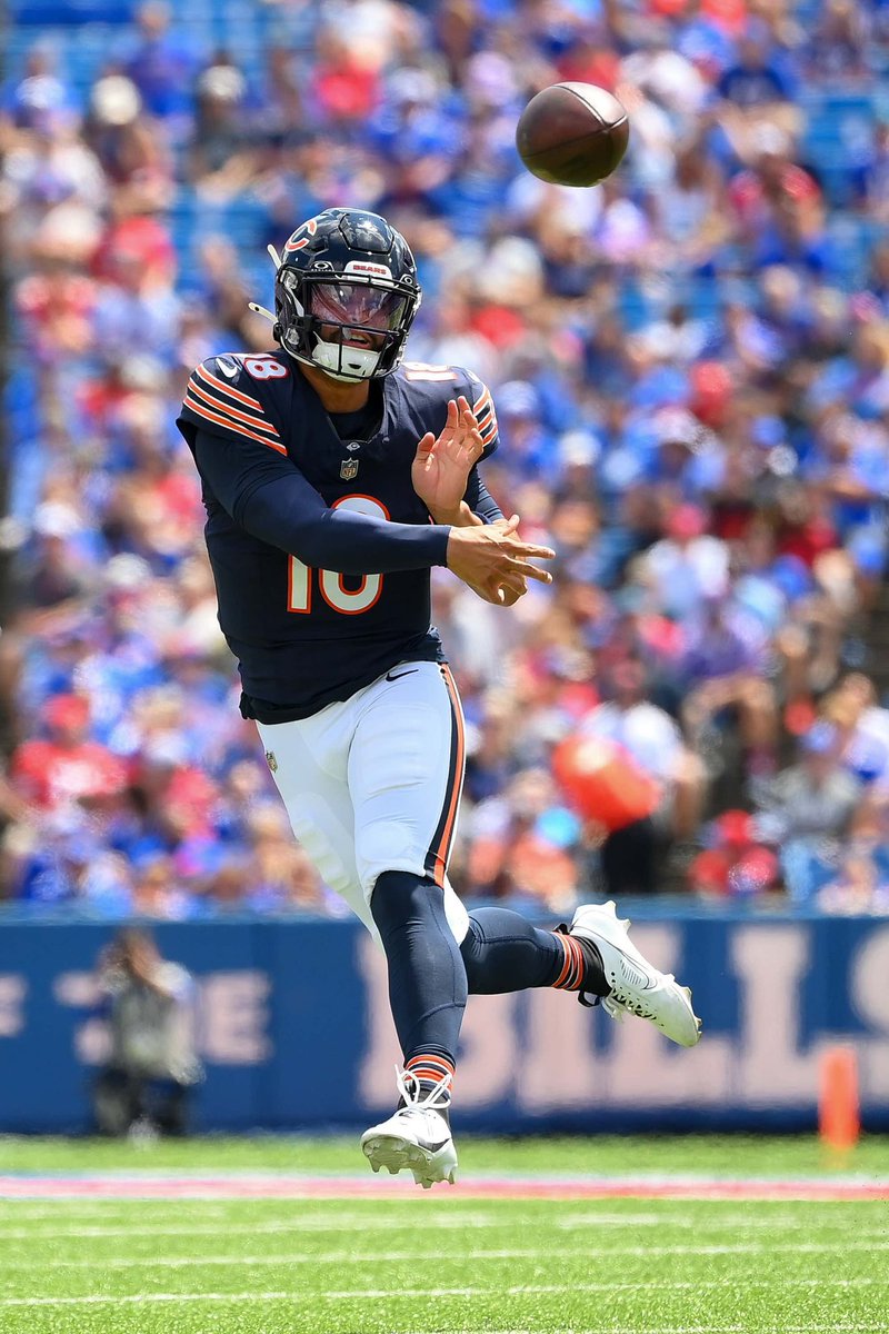 wasram's tweet photo. All the running around @CALEBcsw did, focus on his head. Always looking downfield. Always looking to throw. Heads on a gimbal. Not looking for an exit just to run like we were used to previously. Enjoy the ride #Bears fans. #DaBears https://t.co/jwKSw13isP
