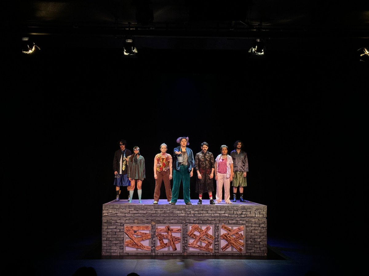 Los inquilinos del cuarto piso se reúnen en un departamento para compartir anécdotas, risas, tristezas y ciertos detalles íntimos de sus catástrofes cotidianas.

En “Desaire de los elevadores”, de Teatro Chingué, cada personaje se apropia del lugar para compartir sus sentimientos