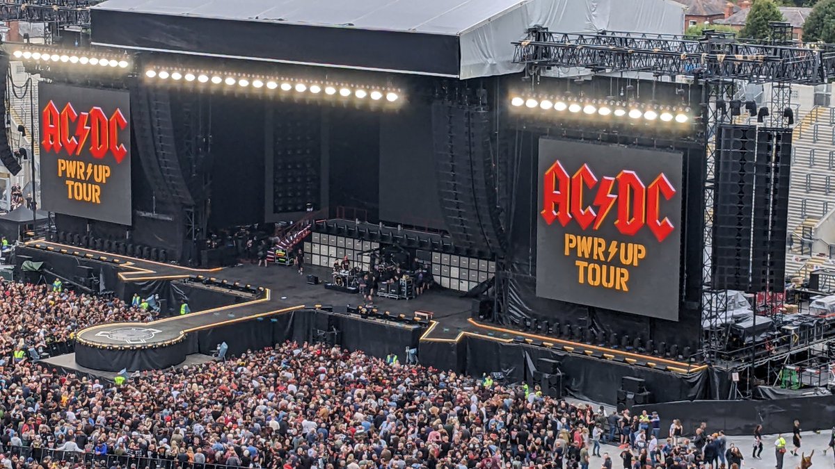 76TMcD's tweet photo. For those about to Rock ⚡
#POWERUPTOUR  @acdc  @CrokePark https://t.co/NRt2Vilixp