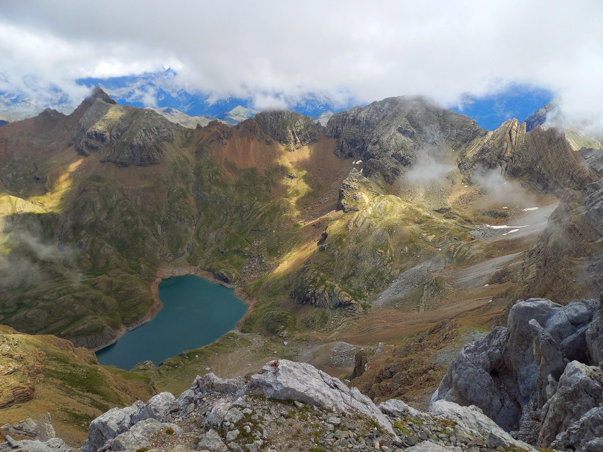 Navarrameteo's tweet photo. Subir a #Collarada (2884m) es una paliza épica de 2000m de desnivel positivo y 20km ida y vuelta desde #Villanúa
No pillamos las mejores condiciones en cumbre por culpa de la nubosidad (una pena dadas las maravillosas vistas)
Aún así mereció la pena. Volveremos 💪🏻 #Pirineos https://t.co/CSAcQ3xqdl