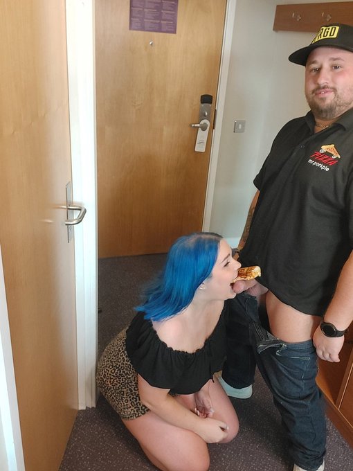 This hot pizza delivery video is out today on my OF I'm sure she know I don't take card payments https://t<a href="/tag/workout"class="tags"><span>#workout</span></a><a href="/tag/fun"class="tags"><span>#fun</span></a><a href="/tag/cosplay"class="tags"><span>#cosplay</span></a>