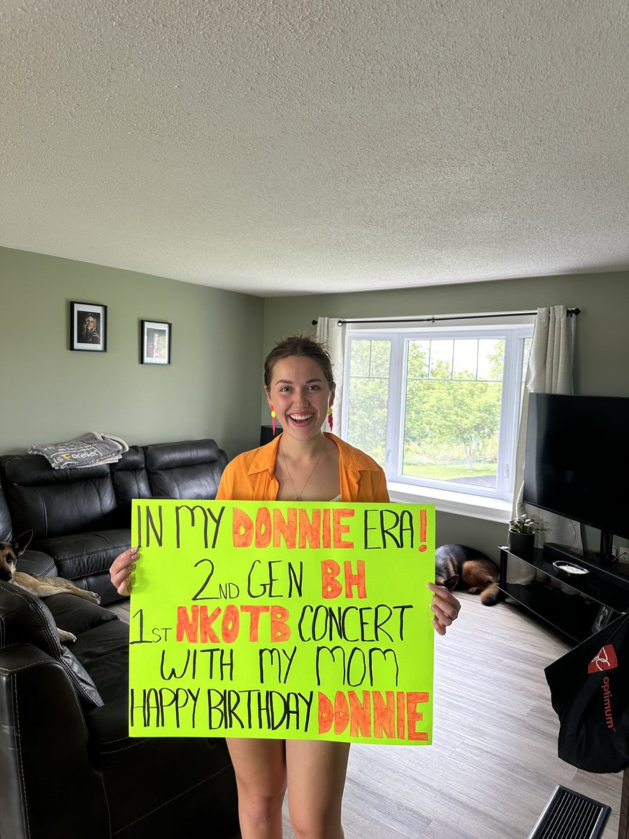Teener29's tweet photo. Happy Birthday @DonnieWahlberg 🧡. We will see you in TDOT tonight. We had made a sign but it’s not allowed due to size. So here’s hoping you see this ! Bringing my daughter and she is a 2nd gen 🤖 it would make her day if you saw this 🤞🏼. #bhlove @NKOTB https://t.co/FcA8XLV73C