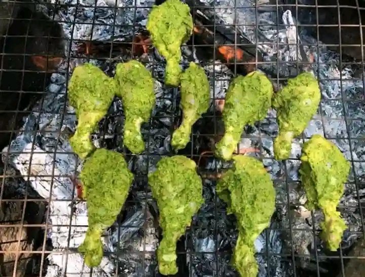 key_roro7's tweet image. They got the Duolingo bird😂😂