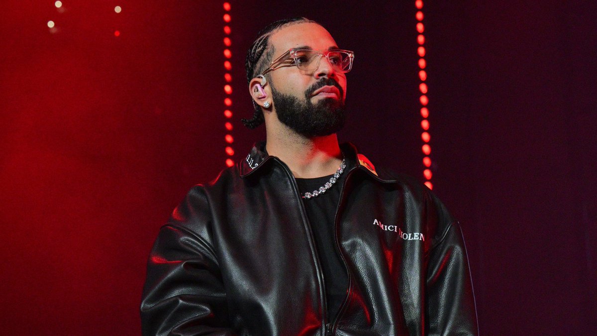 HipHopCenterNow's tweet photo. @theweeknd ties @Drake as the artist with the most songs with over 1 billion streams in Spotify history (both with 17). https://t.co/Mgp1S6CDMb