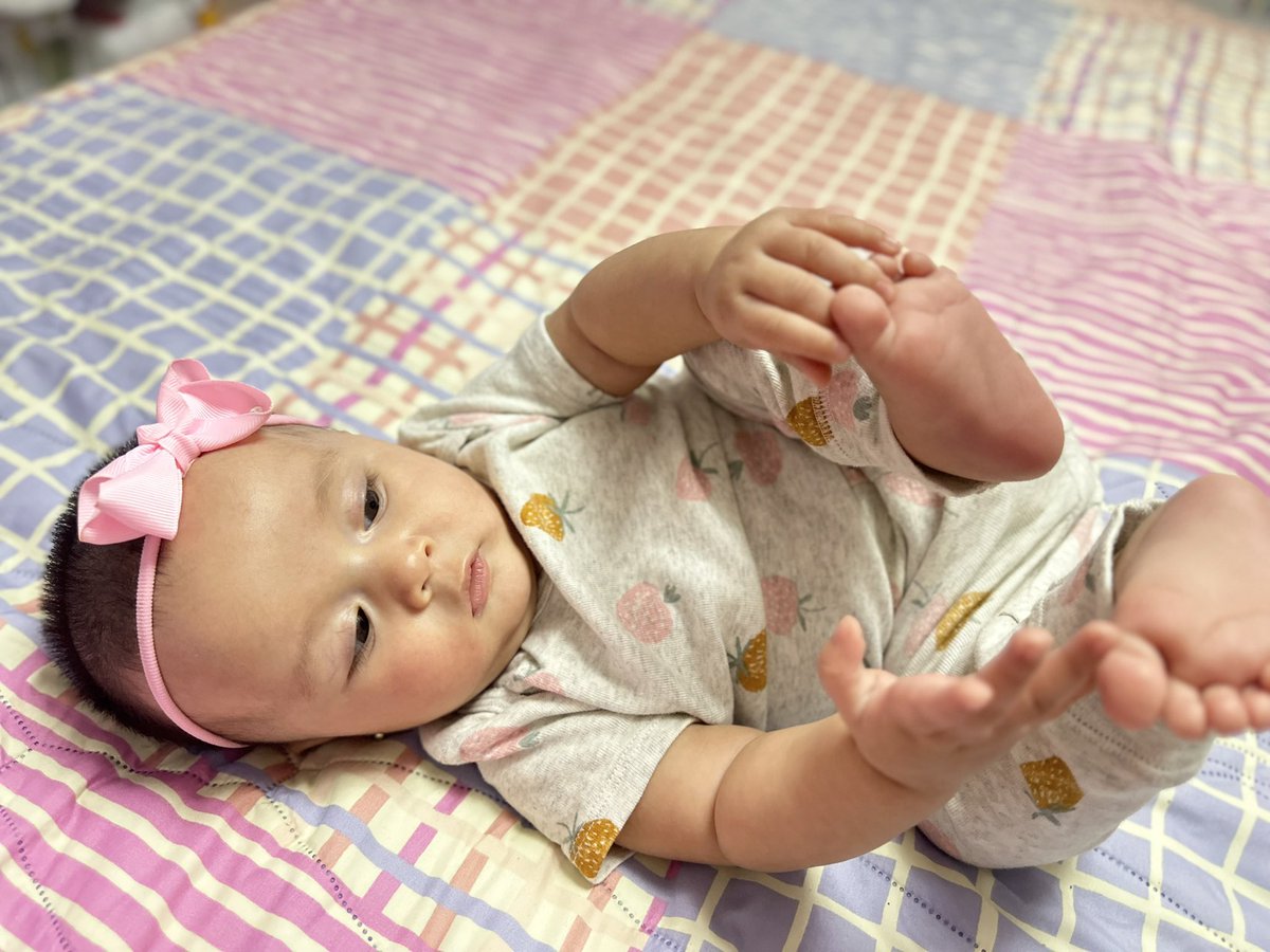 ReynaNavarro's tweet photo. Alguien ya descubrió sus piesitos 🦶🏻🐣 https://t.co/akPNZngHcM