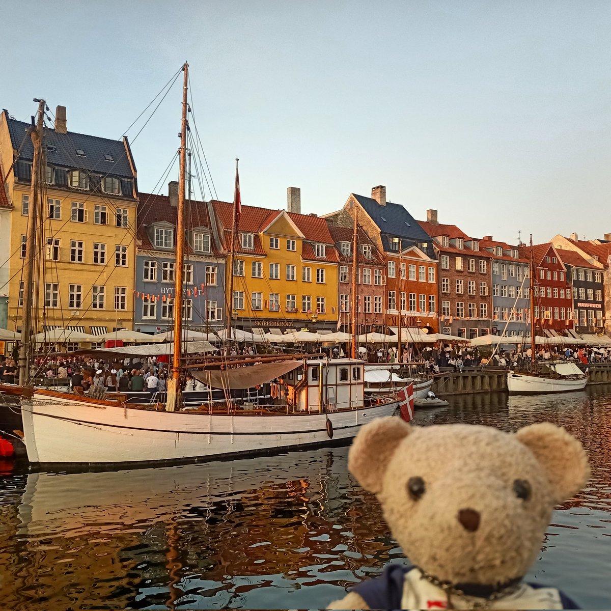 I'm in Copenhagen this weekend and if there are teddybears living in Copenhagen and like to meet me, I'm here till Sunday late afternoon. 🤩