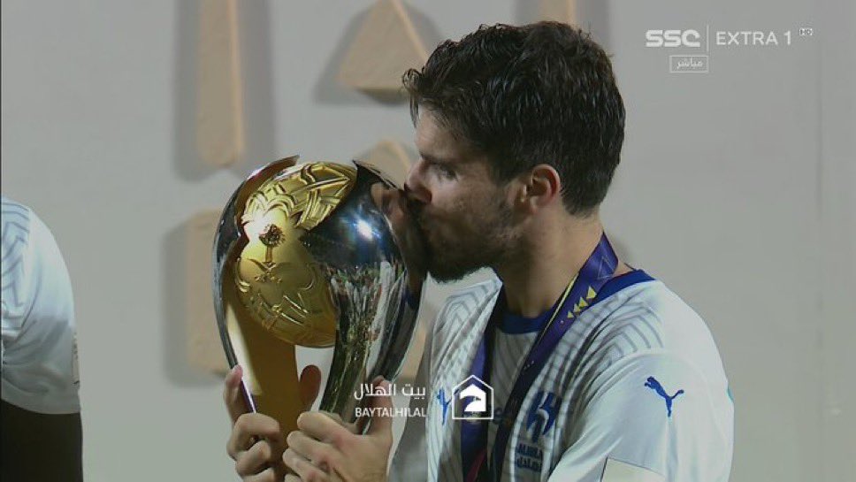 baytAlhilal's tweet photo. أفضل برتغالي يقبل كأس الذهب 💙🏆. https://t.co/mwoaOX0usX