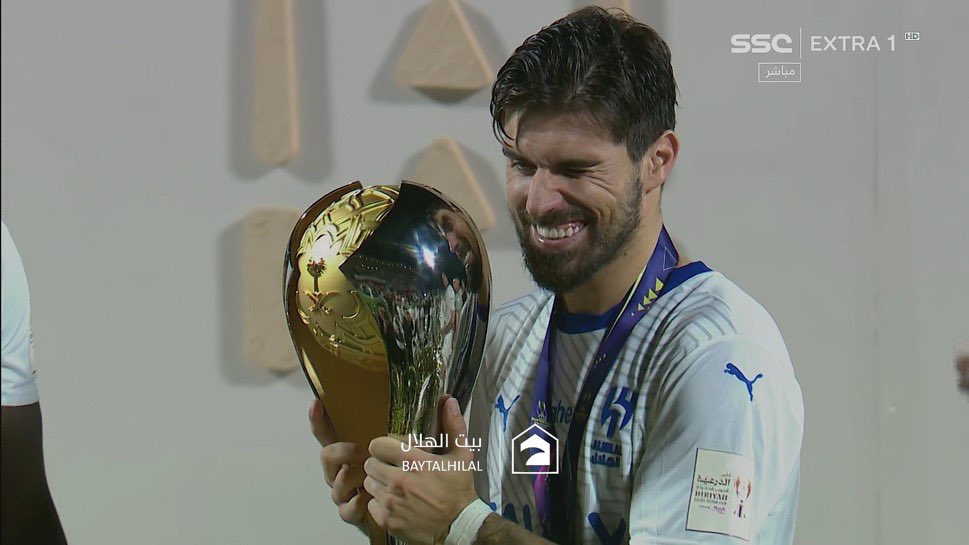baytAlhilal's tweet photo. أفضل برتغالي يقبل كأس الذهب 💙🏆. https://t.co/mwoaOX0usX