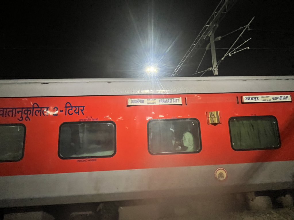 dr_sanjay25's tweet photo. @RailMinIndia 
Today I was travelling in Marudhar Express (14853) from AYODHYA DHAM to JAIPUR .The coach position changed 2 min before arrival. Just as we arrived at the new position the train came with the wrong coach position,in front of my eyes,elders panicked and almost died. https://t.co/k6yvQRPITv