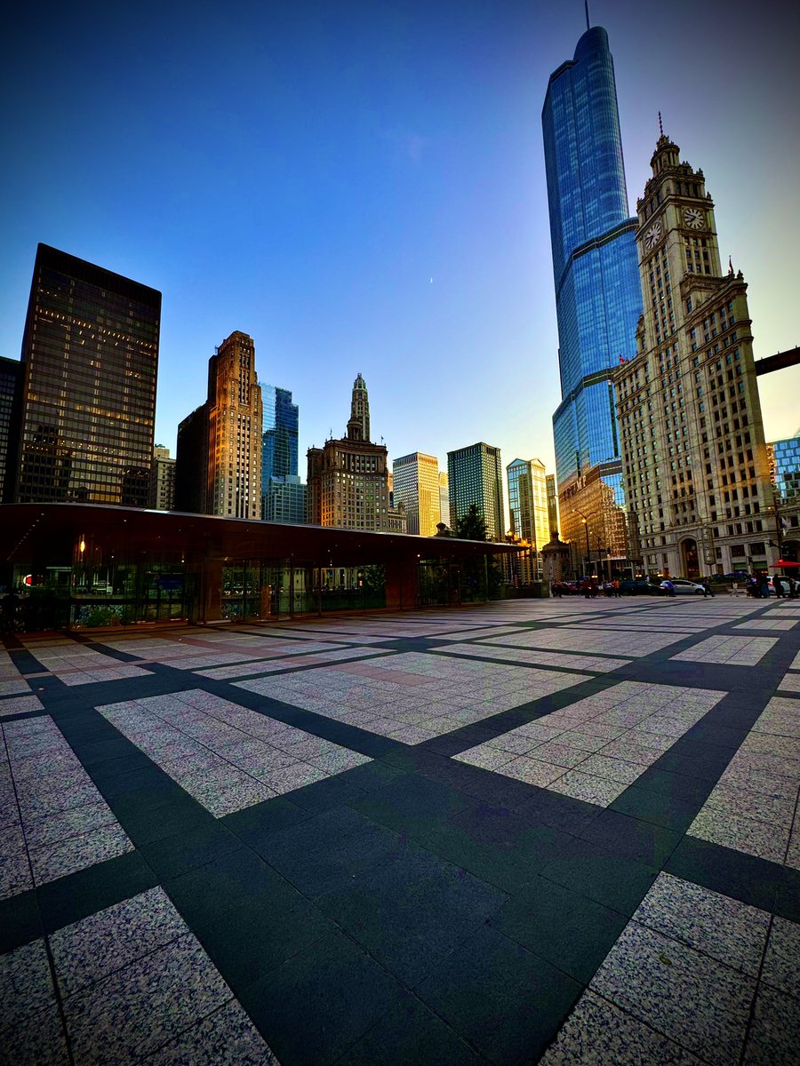 litolits's tweet photo. Chicago, you are one of the best!
People are so busy, but yet so polite!
City is big & so active, but yet so neat!
You are one of a kind! @chicago 🇺🇸 

#Chicago #BeautifulCity #USA
#SimpleImage #iPhoneOnly
#WalkingAroundChicago #LatePost
#NaturallyCurious #VisitMidwest
#FlyClickEditRepeat