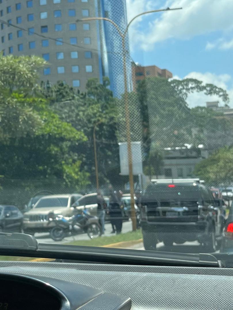 #URGENTE 
El régimen  secuestró a la 1pm en #Valencia al Sec. de Organización de UNT Carabobo  y Diputado al CLEC <a href="/carlosmolinave/">carlos molina</a>

6 hombres armados lo bajaron de la camioneta en que se trasladaba al salir de la concentración en el Tijerazo, Valencia