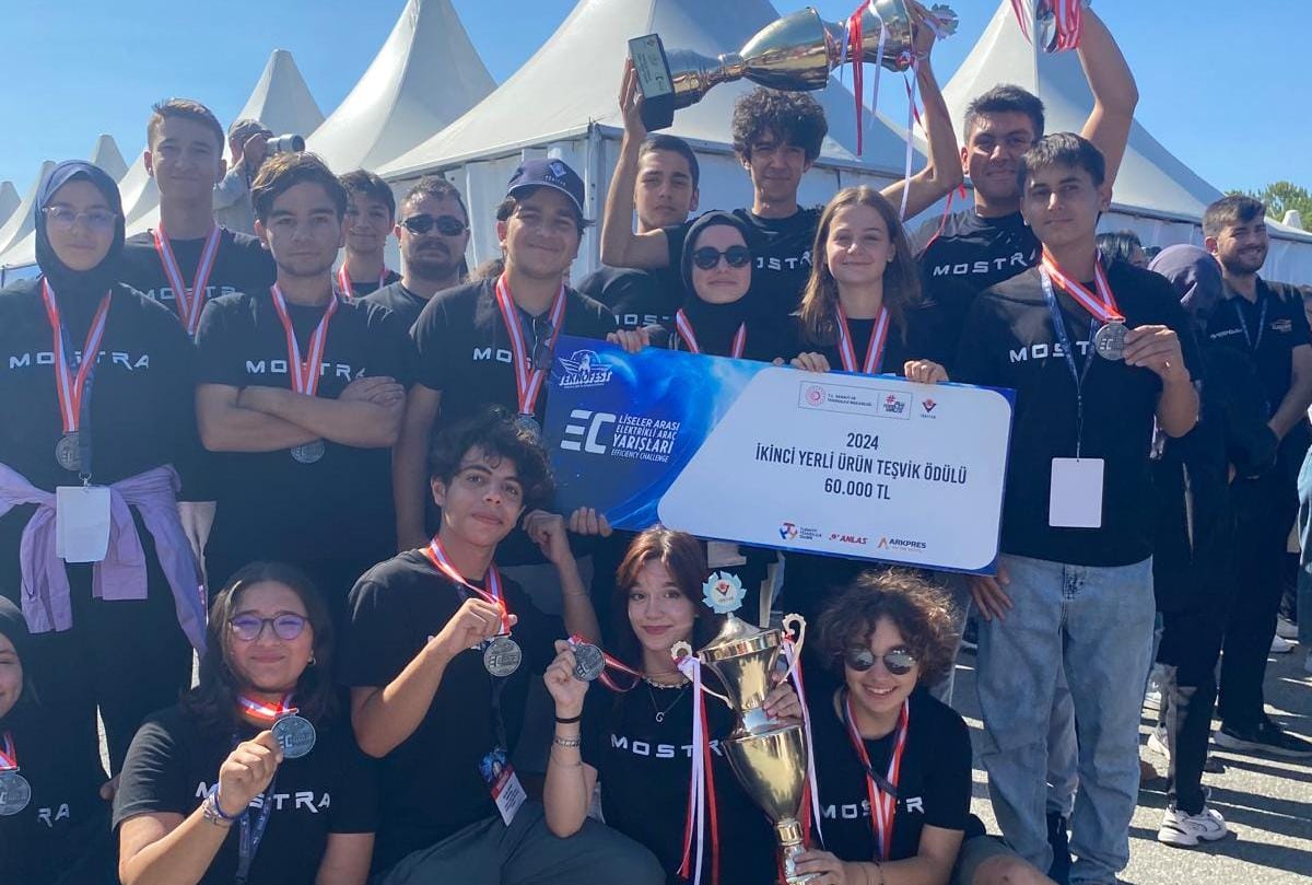 istanbulilmem's tweet photo. 🚘 TEKNOFEST kapsamında düzenlenen "Efficiency Challenge Liselerarası Elektrikli Araç Yarışları"nda İl Millî Eğitim Müdürlüğümüz, İstanbul Teknik Üniversitesi ve Uyumsoft iş birliği ile yürütülen Öğrenci Yetiştirme Programı koordinasyonundaki Zeytinburnu Şehitler Bilim ve Sanat Merkezi MOSTRA adlı takımımız Görsel Tasarım ve Yerlilik kategorilerinde iki ayrı kupa kazanmıştır. Takımımızı tebrik ediyor, başarılarının devamını diliyoruz.👏

@tcmeb @Yusuf__Tekin
@MucahitYentur @teknofest