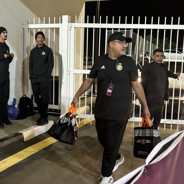 i3ziz77's tweet photo. اول يجيبون كيكه قبل النهائيات مع الهلال 
الحين تطوروا وصاروا يجيبون عشاء عشان النومه بدري https://t.co/OUe8p5yrys