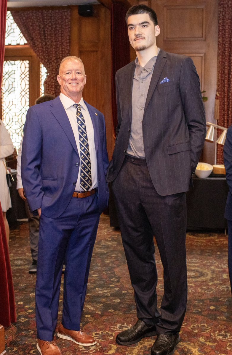 #SSDLNews - Zach Edey, ⁦(<a href="/zach_edey/">zach</a>)⁩ Two-time ⁦<a href="/WoodenAward/">John R. Wooden Award</a>⁩ winner as college basketball’s top player, was selected in the 1st round of the NBA draft by the ⁦<a href="/memgrizz/">Memphis Grizzlies</a>⁩ with the 9th pick.  Edey and the Grizzlies will be in LA to play the Lakers on Nov. 13th.