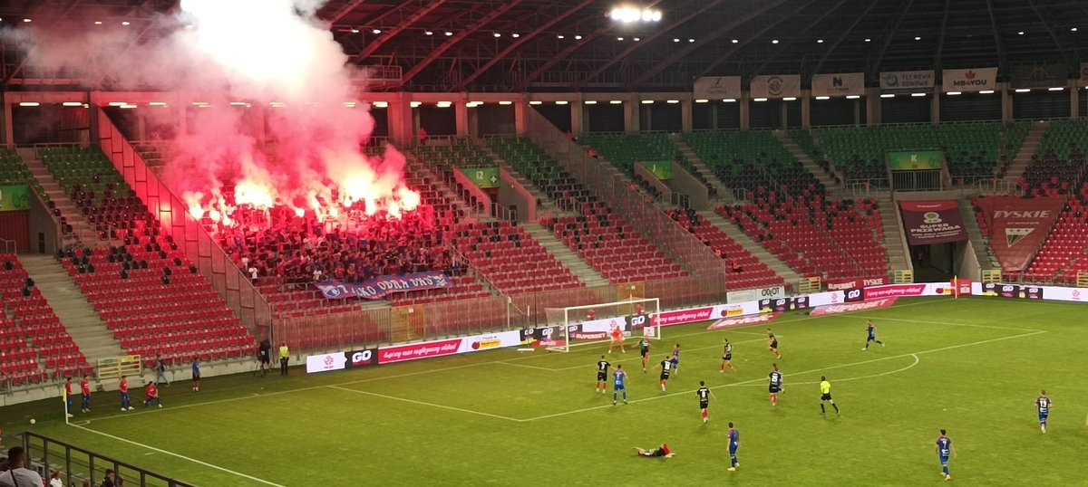 TOKKuczynski's tweet photo. Kibice @OdraOpolepl na meczu w Tychach podgrzewają atmosferę⬇️ https://t.co/v916SHj9Cv
