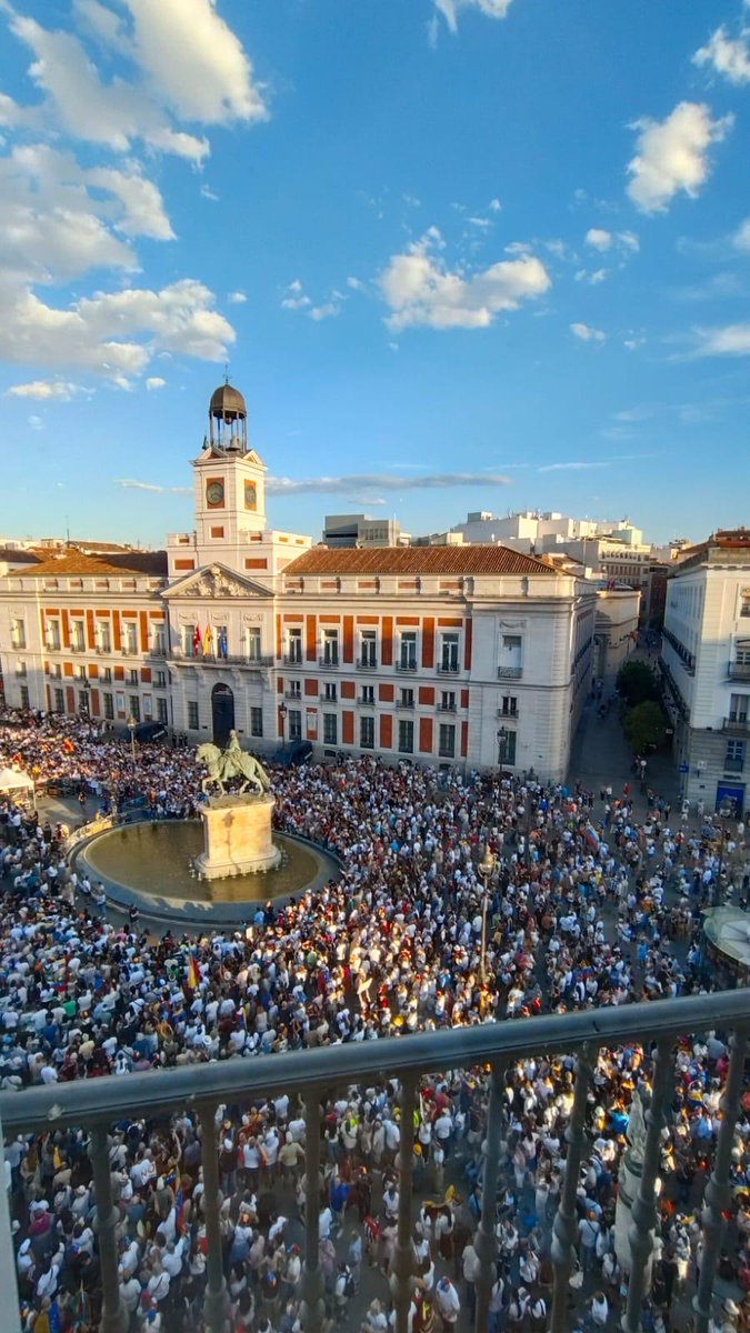 Puerta del Sol Madrid a esta hora en apoyo a ⁦<a href="/EdmundoGU/">Edmundo González</a>⁩ ⁦<a href="/MariaCorinaYA/">María Corina Machado</a>⁩ ⁦<a href="/ConVzlaComando/">Comando ConVzla</a>⁩