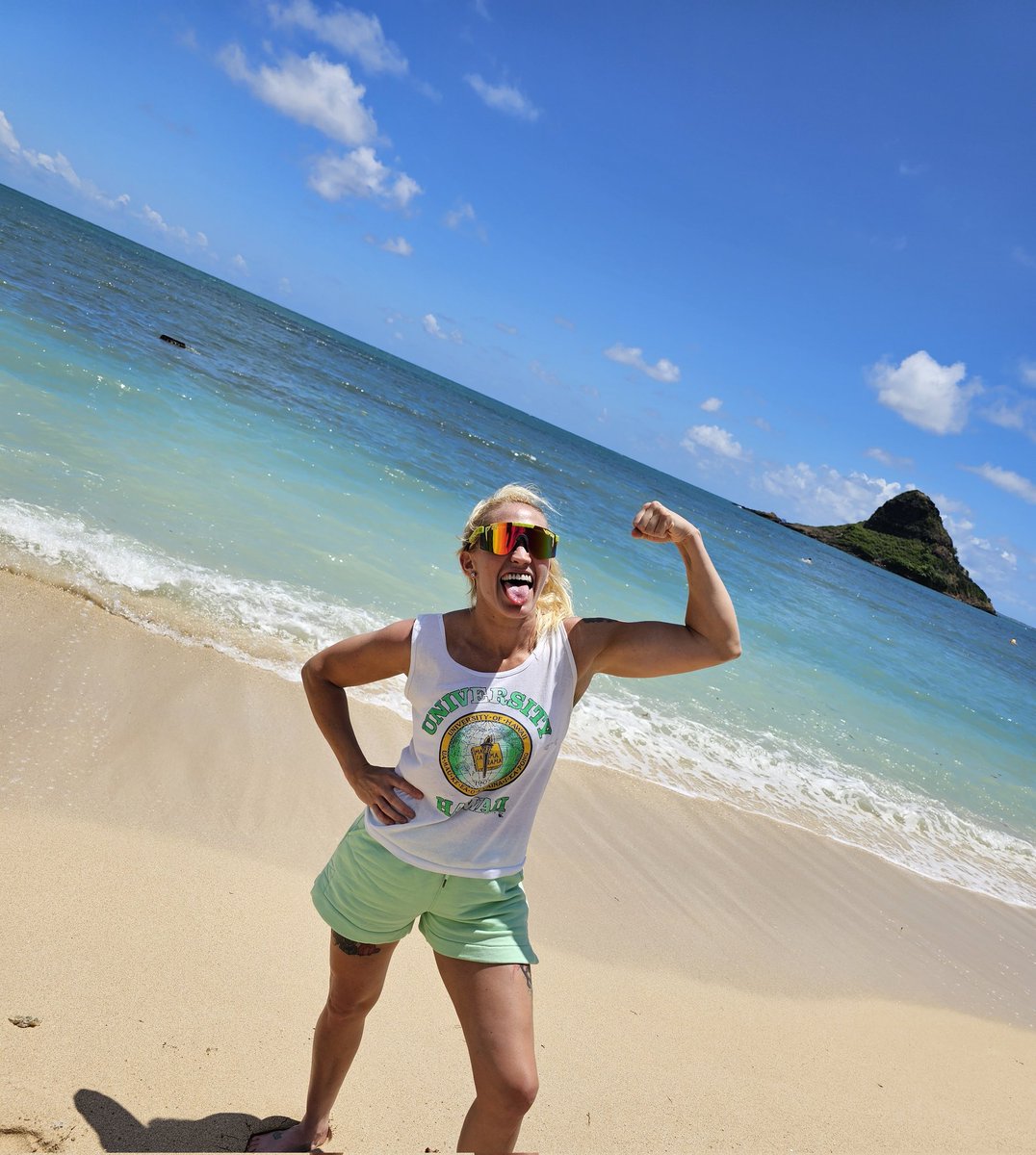 realdanimo's tweet photo. Stopped by #ChinaMansHat , next time I want to paddle board out!!!!
Loving my sick #vintage shirt from @RetroCandyWorld
#DinoMyte #DaniMo #NeonBlondes #Hawaii #RetroCandy
Eyes are protected by @PitViperShades https://t.co/PQpi5Qb512