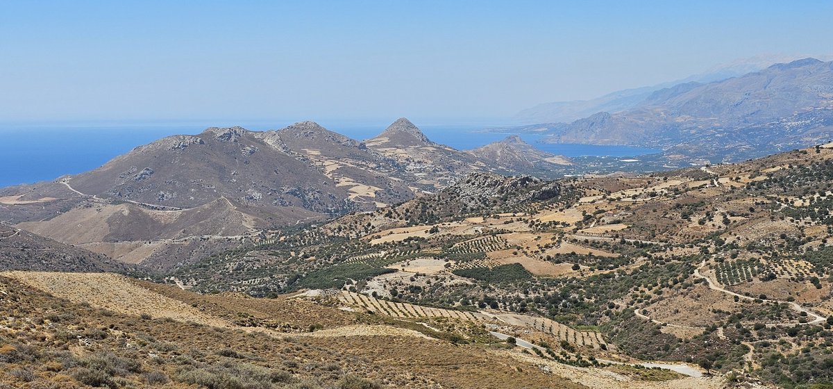 GreekIHopping's tweet image. Stunning panoramic views of the #Cretan countryside high up in the mountain pass.
