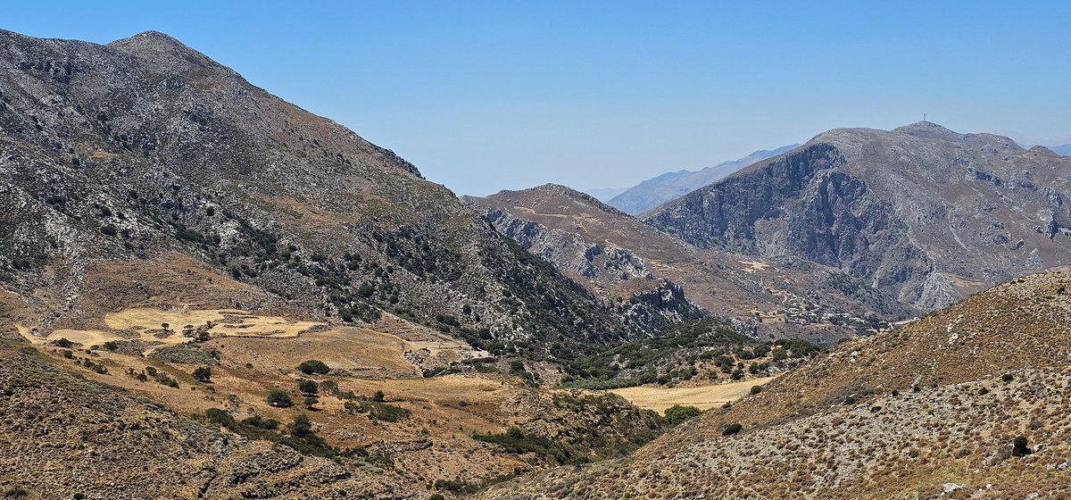 GreekIHopping's tweet image. Stunning panoramic views of the #Cretan countryside high up in the mountain pass.