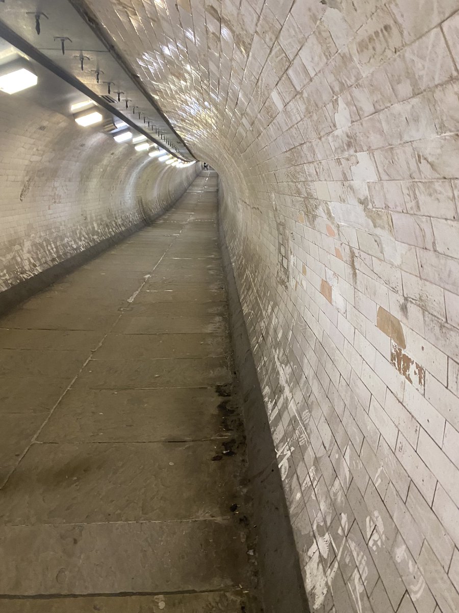 shellytgirl's tweet photo. Who’s missed my London quiz? 

Nobody! 😭 

Where in London am I ? 😘 https://t.co/kmuMb4ivoO