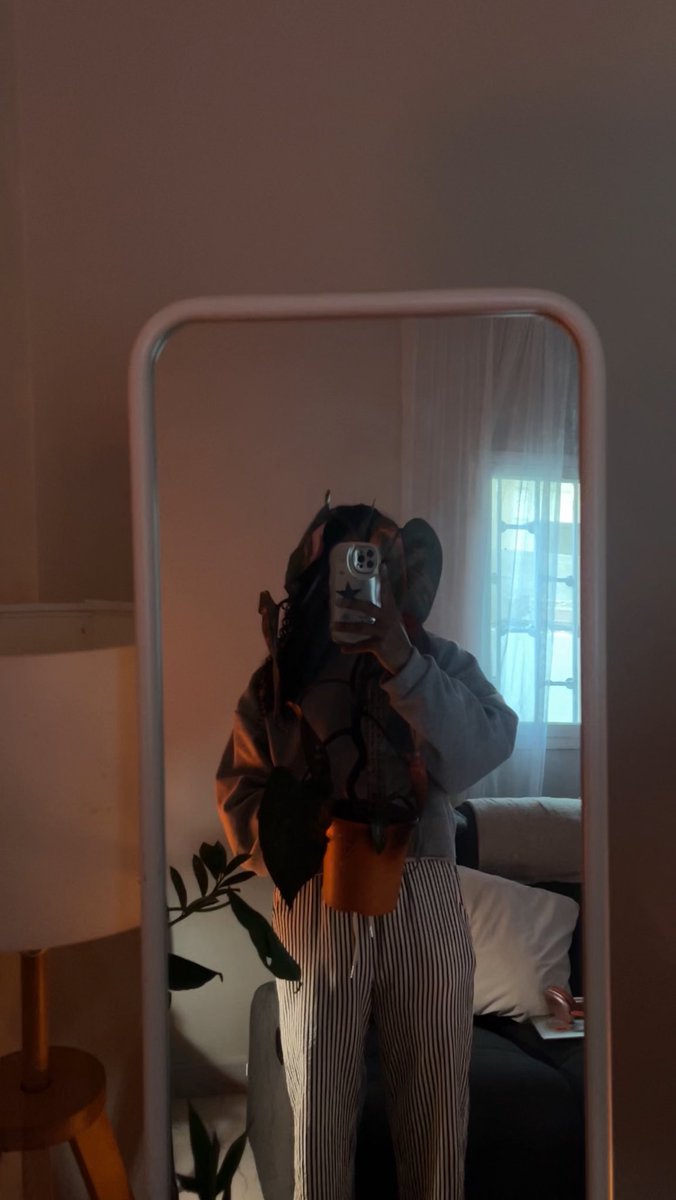 il42l's tweet photo. My room https://t.co/lsDJKnt8V5