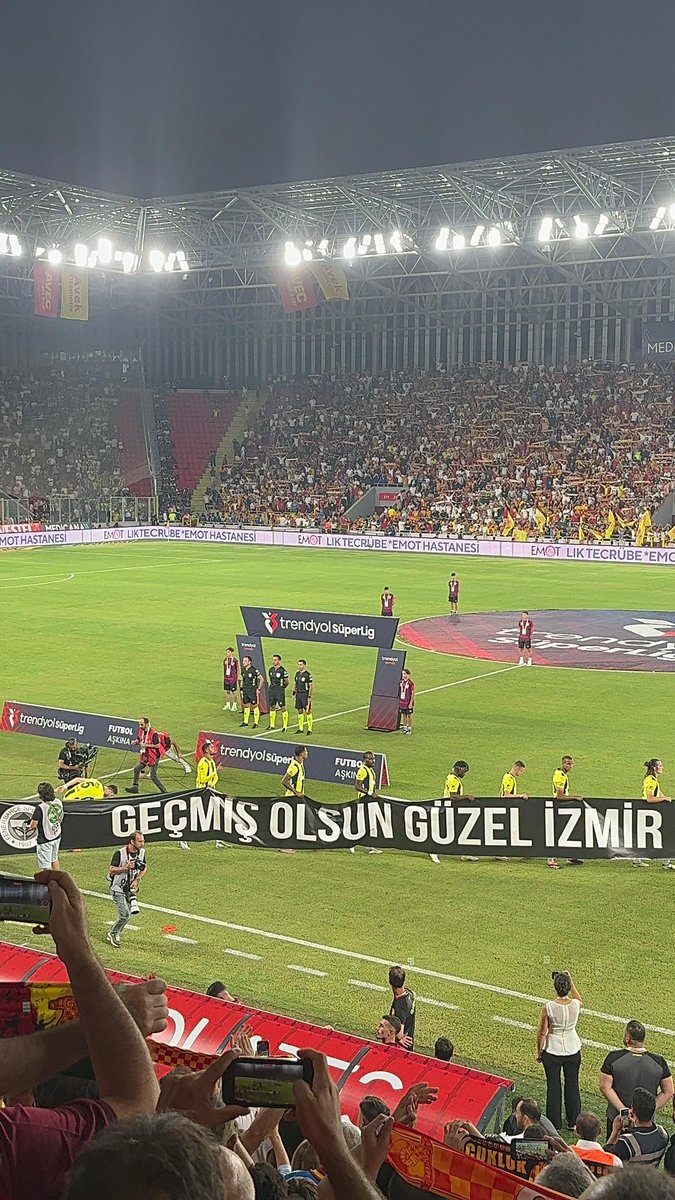 Fenerbahçeli futbolcular sahaya "Geçmiş olsun güzel İzmir" pankartıyla çıktı.

(Sports Digitale)