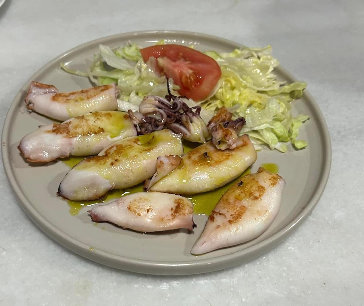 Tapas veraniegas en terraza bar el lago …salmorejo barbateño,salmorejo de remolacha con queso de cabra ,tomate aliñado con Melva ,ensalada lago o una ensaladilla de pulpo y nuestra carne a la brasa recuerda todas las noches dl verano abrimos(parque del teso)reservas 615886755