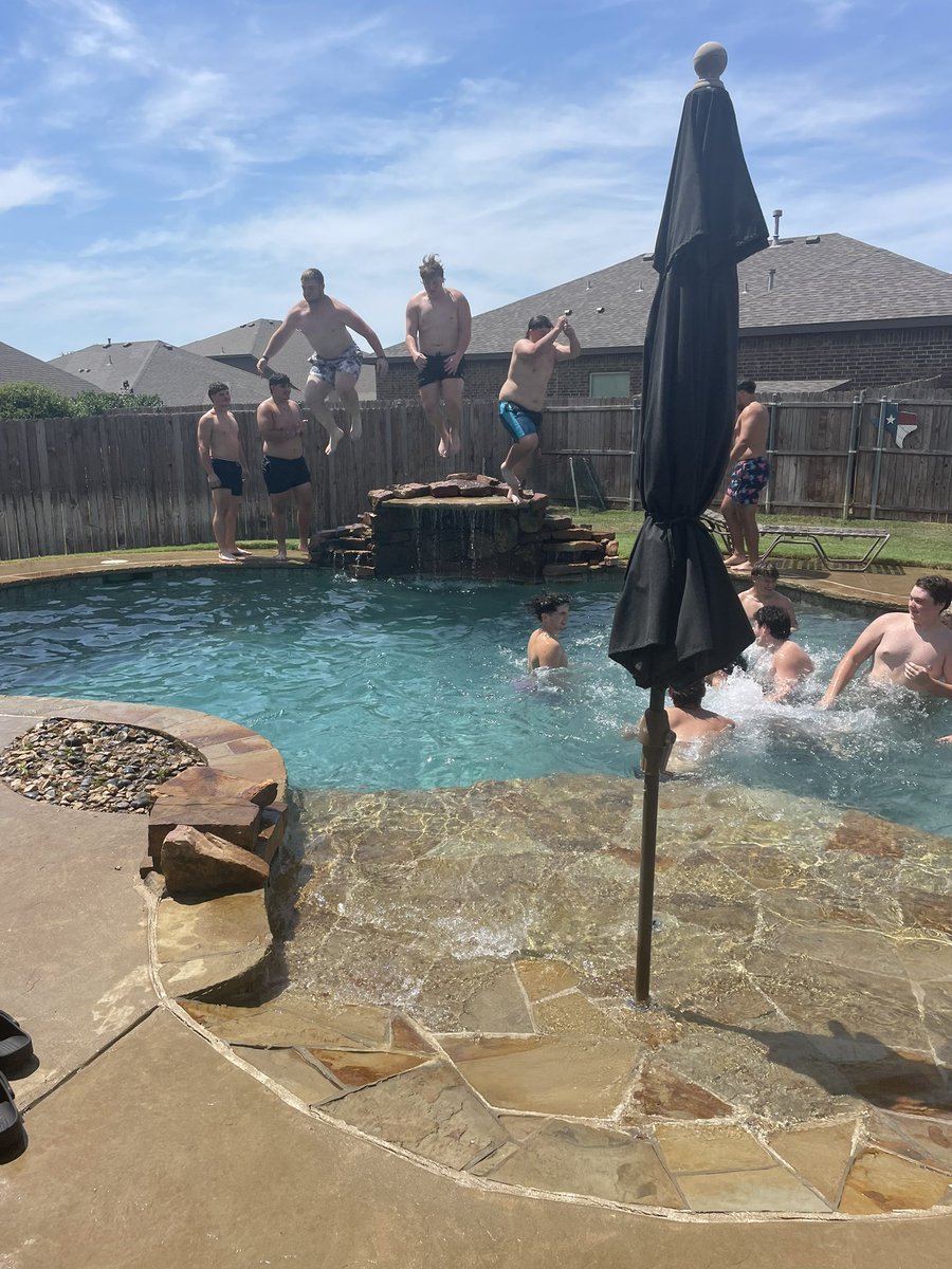 coach_bpoe's tweet image. Texan Senior Swim #11. Look forward for this group to do some big things!! #WavePool #TexanPride.