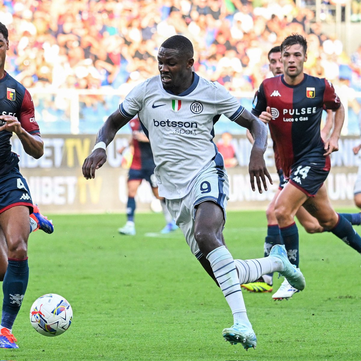 Marcus Thuram (27|🇫🇷) marcó un DOBLETE en el empate del Inter ante Genoa en el inicio de la Serie A 2024/2025 (2-2).

El atacante francés saco la cara por el campeón italiano. Aún así, su equipo se dejó puntos en la primera jornada del Calcio.