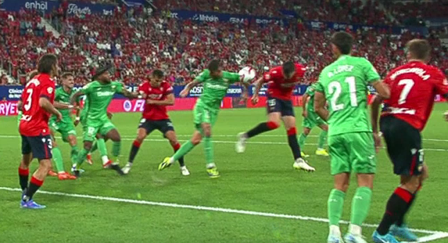 LuigiCalabor's tweet photo. Que no hayan pitado este penalti a Osasuna... tela marinera. https://t.co/FNtc8XdapI