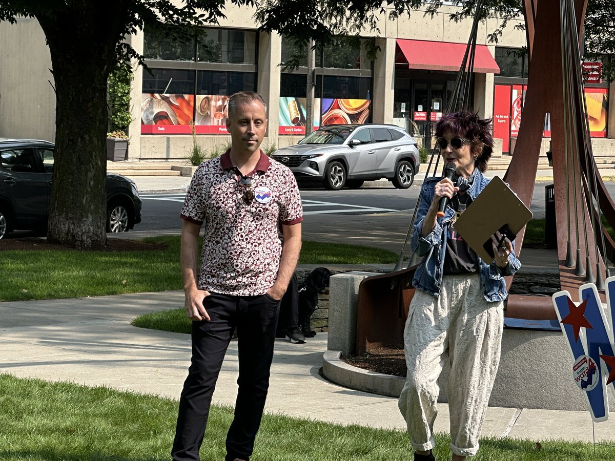 .<a href="/cahootsdesign/">Cahoots Design</a> and <a href="/FenwayRyan/">Ryan</a> kicking off the speaking program! #bospoli