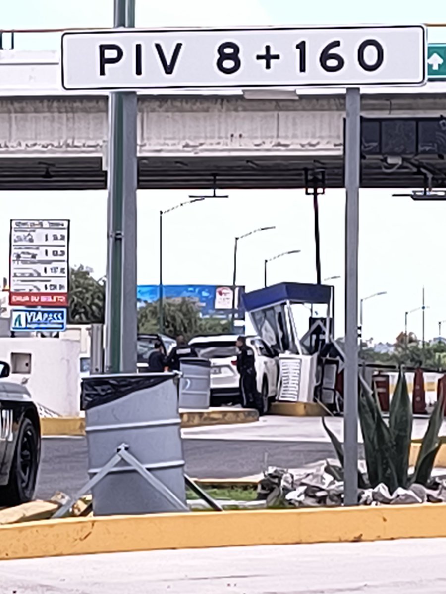 SaidAliRamos's tweet photo. Carretera Puebla Tlaxcala 
DETENIDA POR CHOQUE DE AUTOS EN LA CASETA 
Ya llegó la grúa. 
Tiempo de espera: 50 minutos 
Hasta aquí mi reporte Joaquín https://t.co/j1Vr7EWnqz