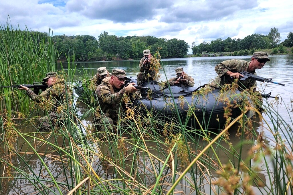 USArmyWHC's tweet photo. #Soldiers from 2nd Infantry Brigade Combat Team, 28th Infantry Division conduct waterborne operations training Aug. 4 on Marquette Lake at Fort Indiantown Gap as a part of their annual training.

#Readiness #BeAllYouCanBe #ArmyTeam @PANationalGuard @USNationalGuard @USArmy https://t.co/1Z91aMIlZG