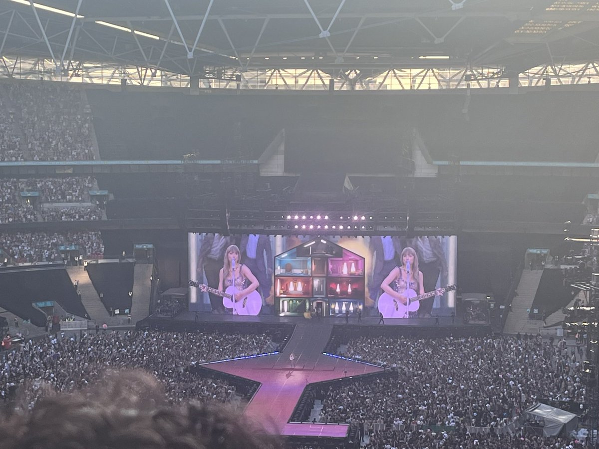D_AArmstrong's tweet photo. The most amazing night last night seeing @paramore and @taylorswift13 at #WembleyTSTheErasTour unlike any other concert I’ve ever been to, it was just incredible! https://t.co/Kz3SsMuk0z