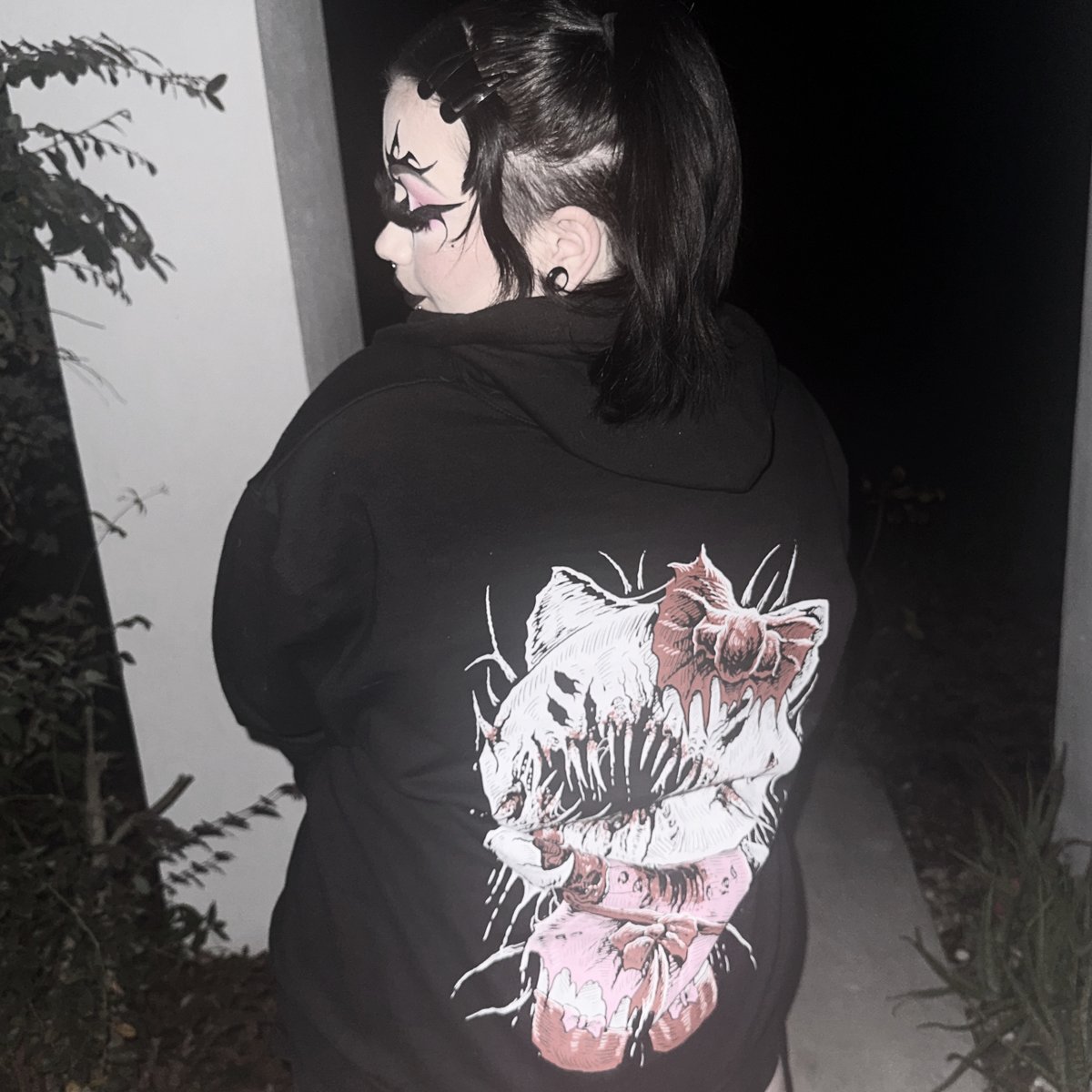 VampireFreaks's tweet image. The purrfect creepy-cute hoodie - our Hell Kitty Hoodie modeled by the fabulous @tummyacid

#HellKitty #Goth #Emo #AltFashion #vampirefreaks #spookyhoodie