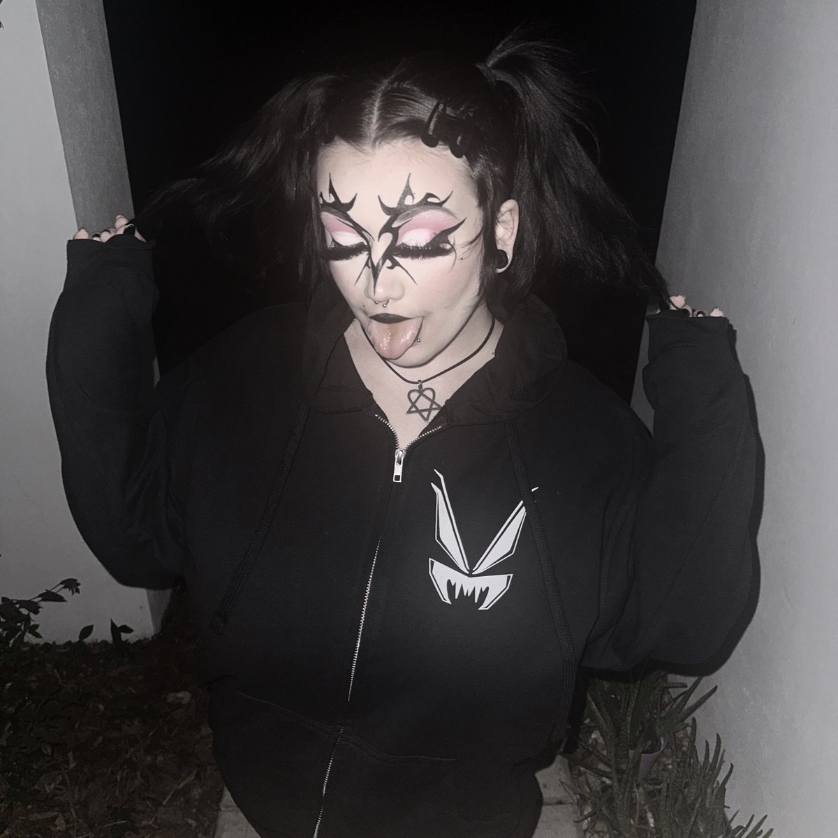 VampireFreaks's tweet image. The purrfect creepy-cute hoodie - our Hell Kitty Hoodie modeled by the fabulous @tummyacid

#HellKitty #Goth #Emo #AltFashion #vampirefreaks #spookyhoodie