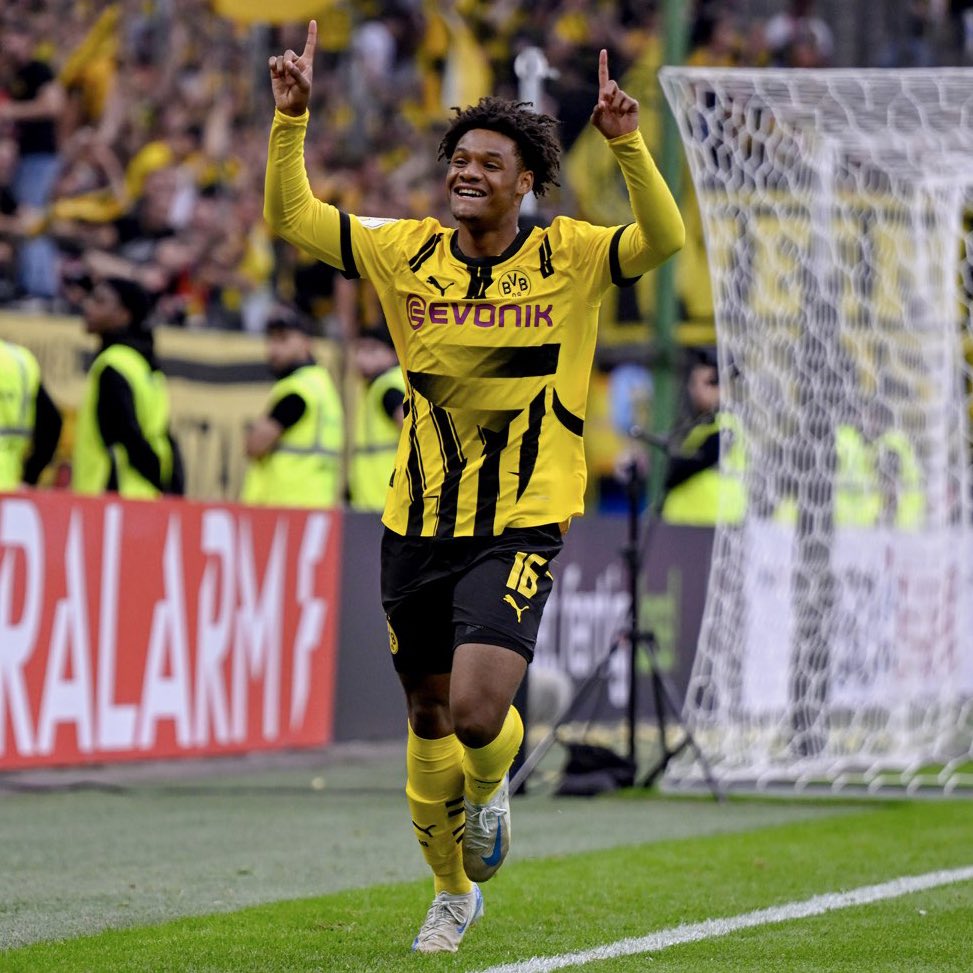 ⚡️Julian Duranville (18|🇧🇪) marcó su PRIMER GOL con Borussia Dortmund en la DFB Pokal 24/25 (1-4 vs. Phönix Lübeck).

📍El extremo belga aportó en el estreno de Nuri Sahin en el banquillo del BVB.

De la cantera del Anderlecht y que es una apuesta de FUTURO del club alemán.