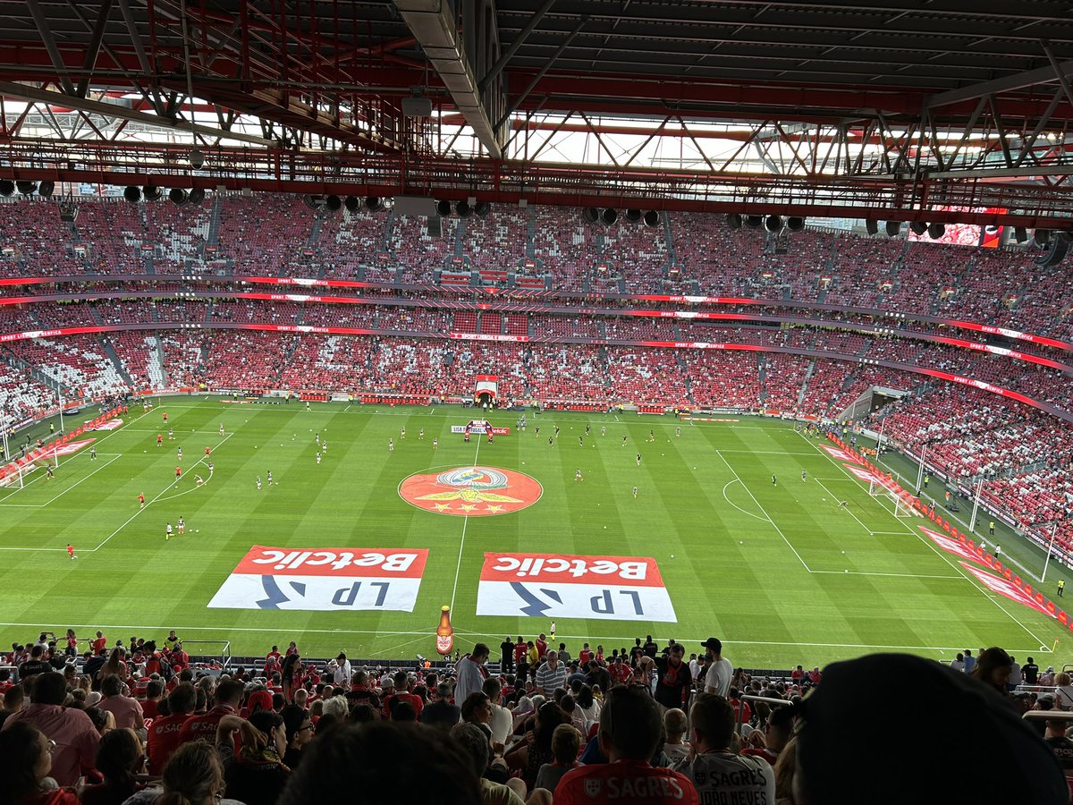 Sergio_R81's tweet photo. AFTER 10 YEARS AND 2 KIDS, WE FINALLY MADE IT TO THE ESTÁDIO DA LUZ!!!!!!! 🔴⚪️

I’ll doing my live tweeting ON SCENE finally  lol https://t.co/OWHi2QPHCw