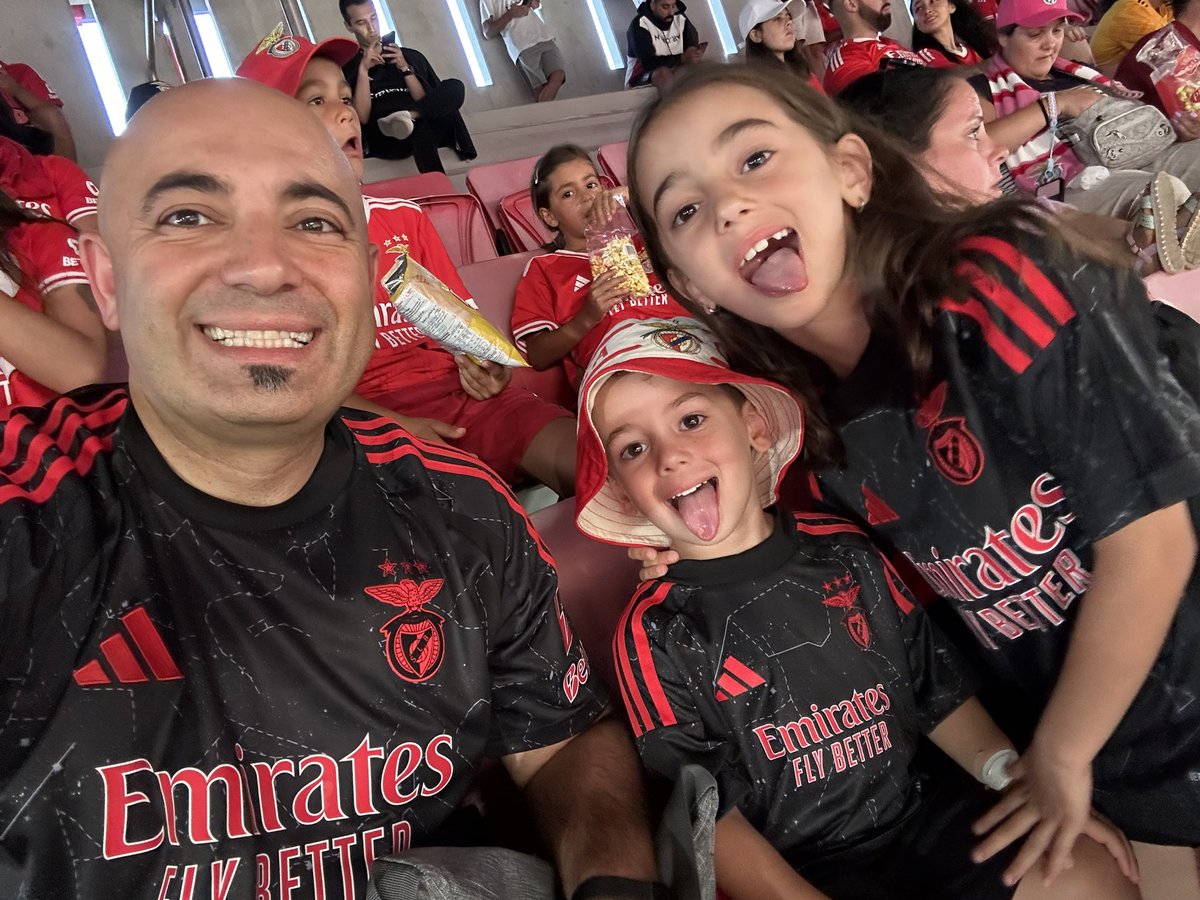 Sergio_R81's tweet photo. AFTER 10 YEARS AND 2 KIDS, WE FINALLY MADE IT TO THE ESTÁDIO DA LUZ!!!!!!! 🔴⚪️

I’ll doing my live tweeting ON SCENE finally  lol https://t.co/OWHi2QPHCw